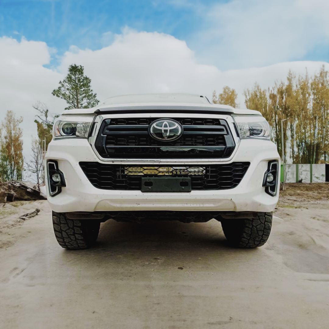 N80 Hilux Behind-Grille Light Bar